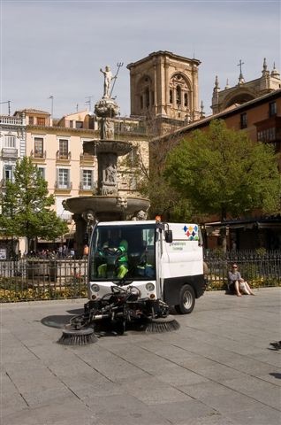 ©Ayto.Granada: 20 DESEMPLEADOS TRABAJARÁN LOS MESES DE JULIO Y AGOSTO EN LA LIMPIEZA DE PINTADAS Y SEÑALIZACIÓN VIAL EN LA CIUDAD ©Ayto.Granada: 20 DESEMPLEADOS TRABAJARÁN LOS MESES DE JULIO Y AGOSTO EN LA LIMPIEZA DE PINTADAS Y SEÑALIZACIÓN VIAL EN LA CIUDAD